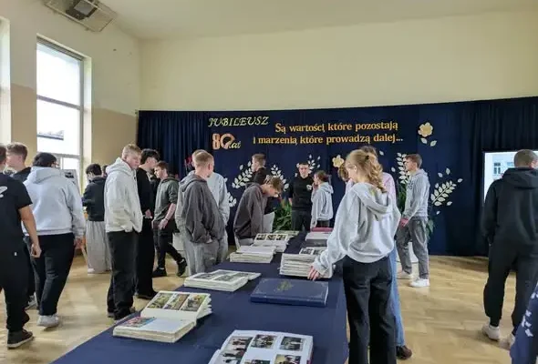 Uczniowie ZST w Łańcucie odkrywali historię szkoły na wystawie jubileuszowej