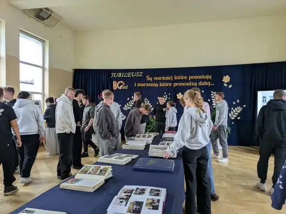 Uczniowie ZST w Łańcucie odkrywali historię szkoły na wystawie jubileuszowej