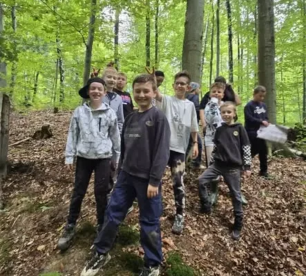 Leśna przygoda w Lisim Jarze – uczniowie z Malawy uczyli się współpracy i survivalu