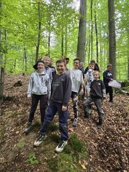 Leśna przygoda w Lisim Jarze – uczniowie z Malawy uczyli się współpracy i survivalu