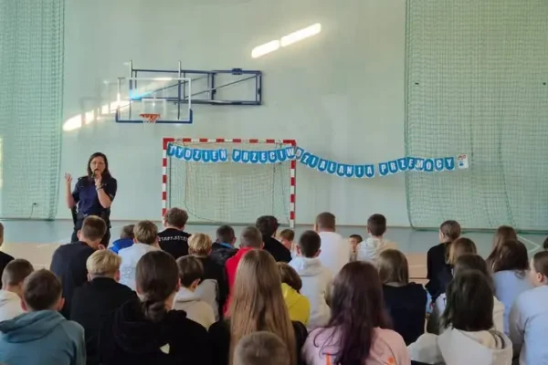 Białobrzeska policjantka uczyła uczniów w Przybyszewie, jak reagować na przemoc