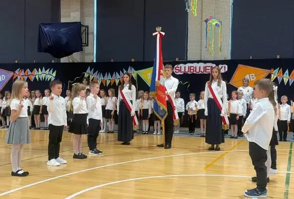 Ślubowanie pierwszaków i Dzień Edukacji Narodowej w jednej szkolnej uroczystości