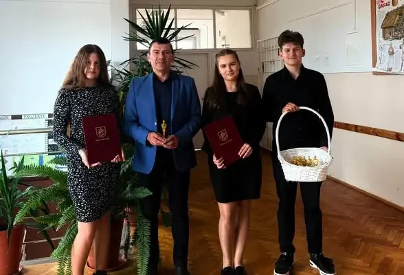 Mini gala Oscarów w żołyńskim liceum – nauczyciele nagrodzeni statuetkami