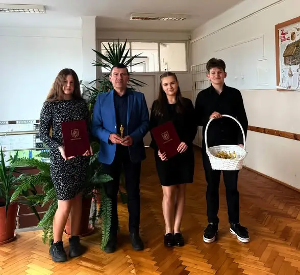 Mini gala Oscarów w żołyńskim liceum – nauczyciele nagrodzeni statuetkami