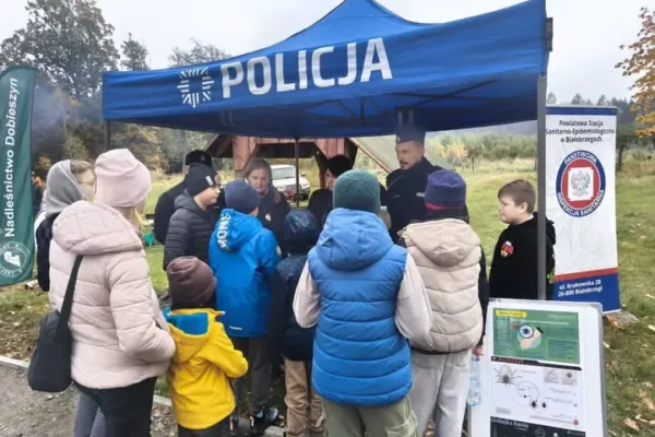 Policja w Białobrzegach uczyła mieszkańców zasady 4U podczas pikniku na Mikówce