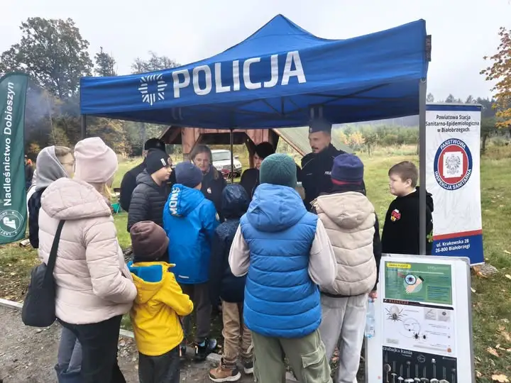 Policja w Białobrzegach uczyła mieszkańców zasady 4U podczas pikniku na Mikówce