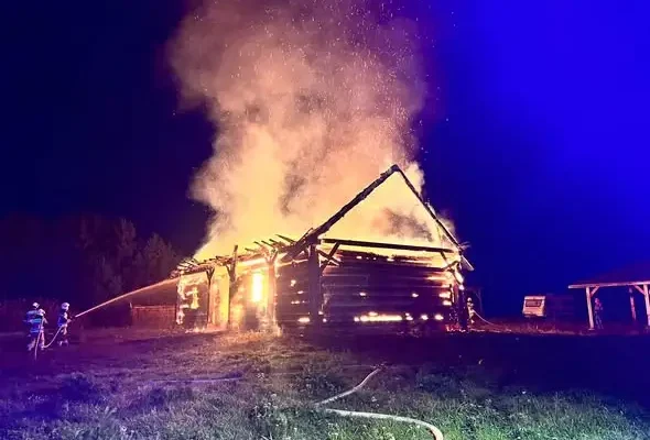 Pożar drewnianego domu w Kopaniu Żołyńskim – akcja strażaków