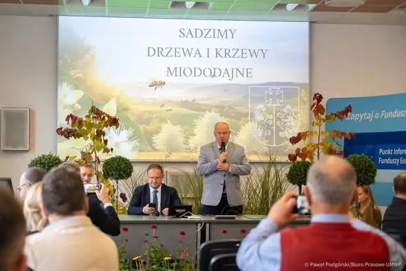 Gmina Czarna dołącza do akcji sadzenia drzew i krzewów miododajnych