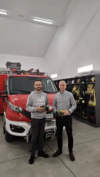 Strażacy z Węglisk dziękują firmie TOM-BUD za sprzęt ratowniczy