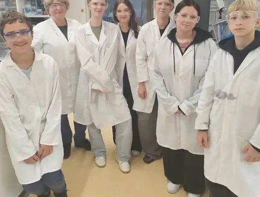 Młodzież z Polski bada mikroplastik w wodach podczas wymiany w Niemczech