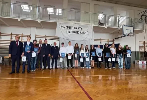 Dzień Edukacji Narodowej w Zespole Szkół w Żołyni – stypendia i wyróżnienia dla uczniów i nauczycieli
