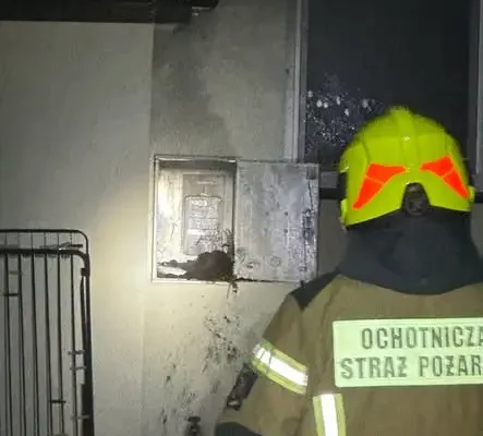 Pożar skrzynki bezpiecznikowej w Rakszawie – interwencja strażaków