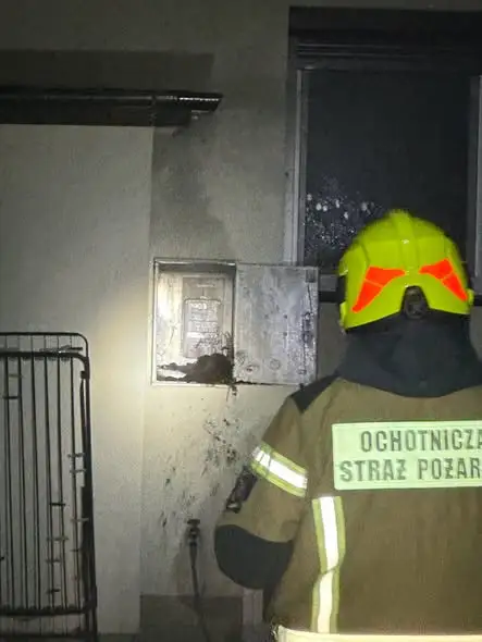 Pożar skrzynki bezpiecznikowej w Rakszawie – interwencja strażaków