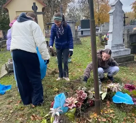 Szkolni wolontariusze sprzątali groby i zapalili znicze