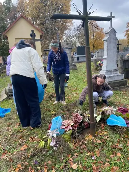 Szkolni wolontariusze sprzątali groby i zapalili znicze